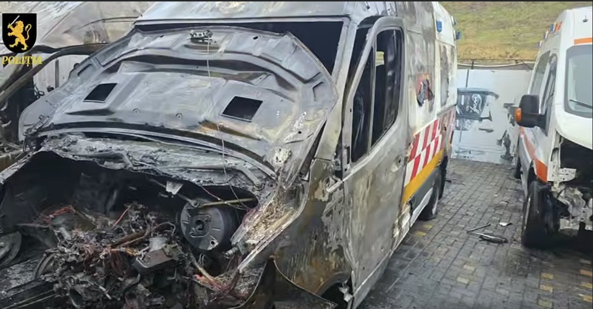 VIDEO Patru autospeciale de ambulanță, cuprinse de flăcări în parcarea adiacentă a unui service auto