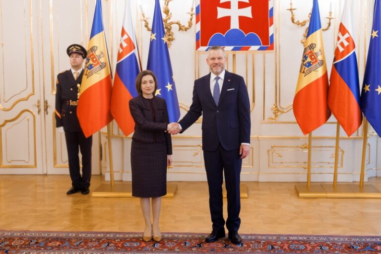Moldovenii care muncesc în Slovacia vor beneficia de pensii. Acordul, semnat de Maia Sandu și omologul său slovac