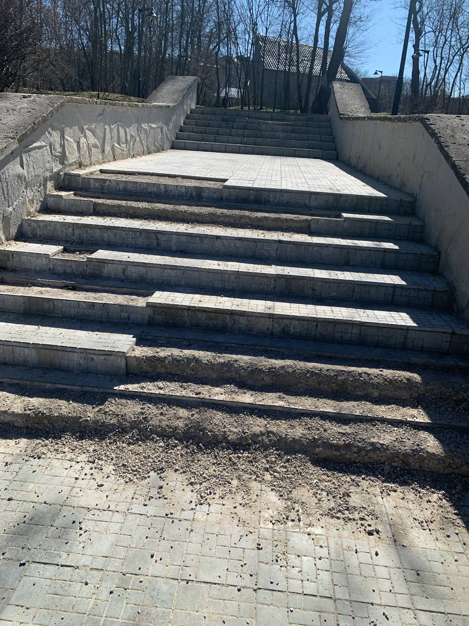 Scările de la una din intrările în parcul Valea Trandafirilor din Chișinău, impracticabile după înghețuri