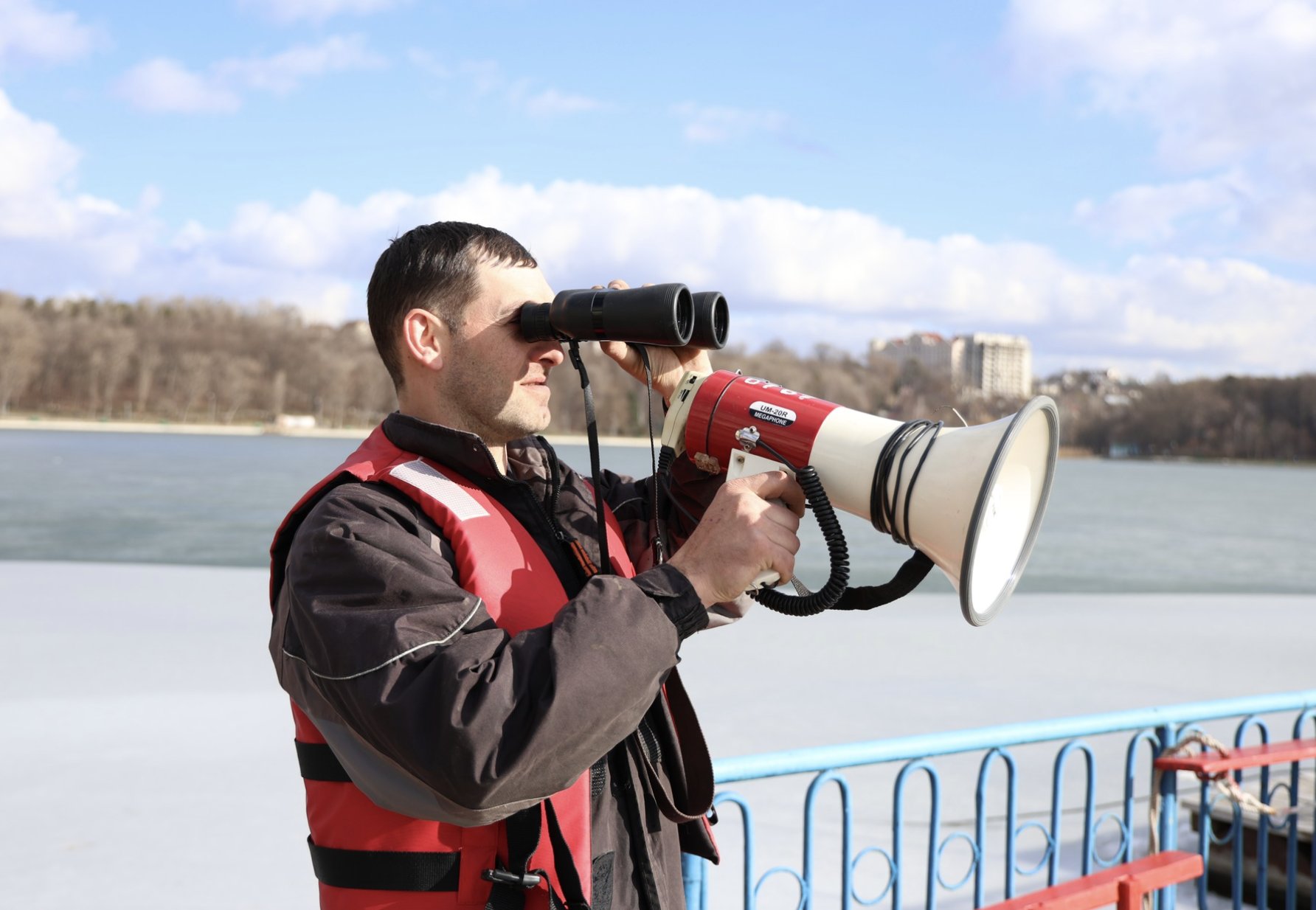 Tragedie evitată la limită. Două minore au căzut sub gheață pe lacul din Valea Trandafirilor