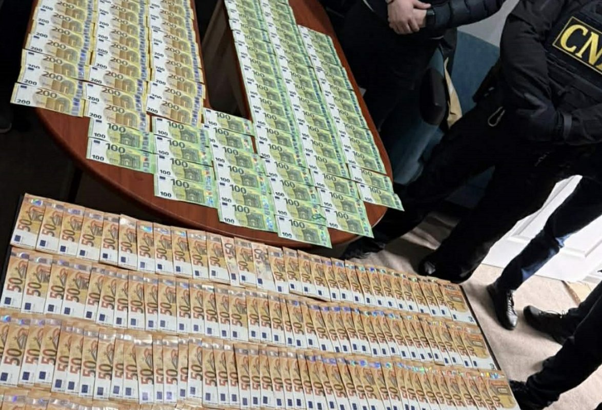 Patru persoane, reținute în flagrant de CNA în timp ce primeau o mită de 40 de mii de euro