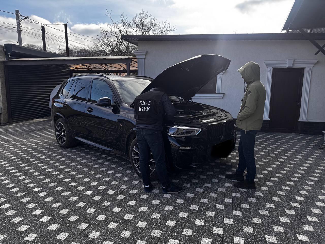 Afacere ilegală cu automobile de lux, pusă pe roate de patru bărbați. Câți ani de pușcărie riscă aceștia