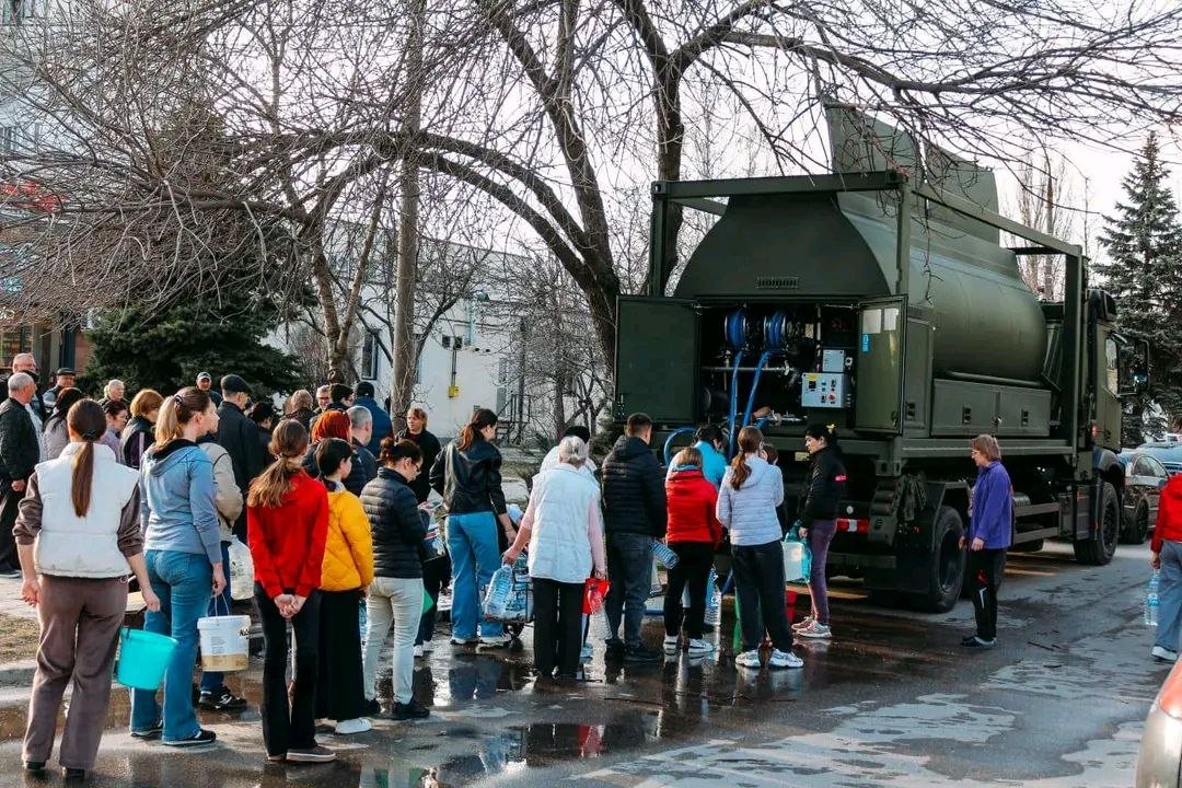 Criza de apă la Bălți: Militarii din Armata Națională a Republicii Moldova aduc și distribuie apă locuitorilor