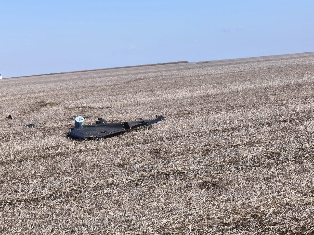 Fragmente de dronă cu exploziv descoperite la Tudora. La fața locului acționează geniștii pentru neutralizare