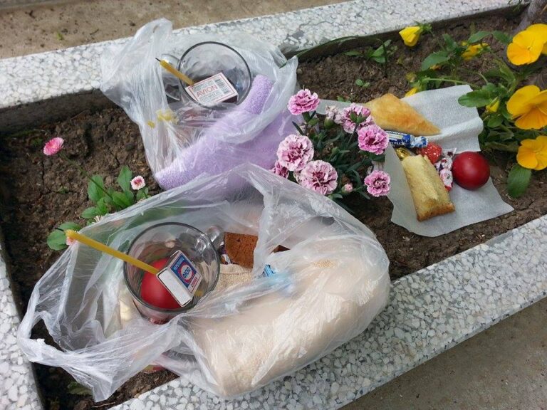 Piețele sunt pline înainte de Paștele Blajinilor: moldovenii fac cumpărături și spun că prețurile au crescut
