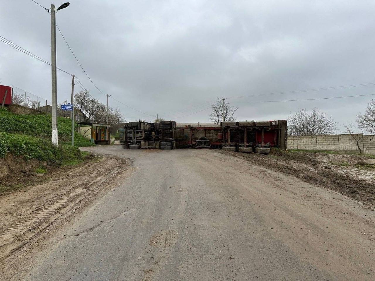 Un camion încărcat cu cereale s-a răsturnat în zona localității Giurgiulești. Traficul în zonă este blocat