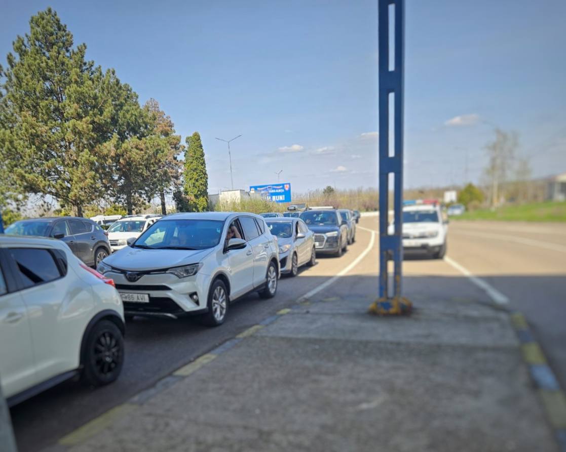 Moldovenii pleacă în vacanță: trafic intens la punctul de trecere Leușeni
