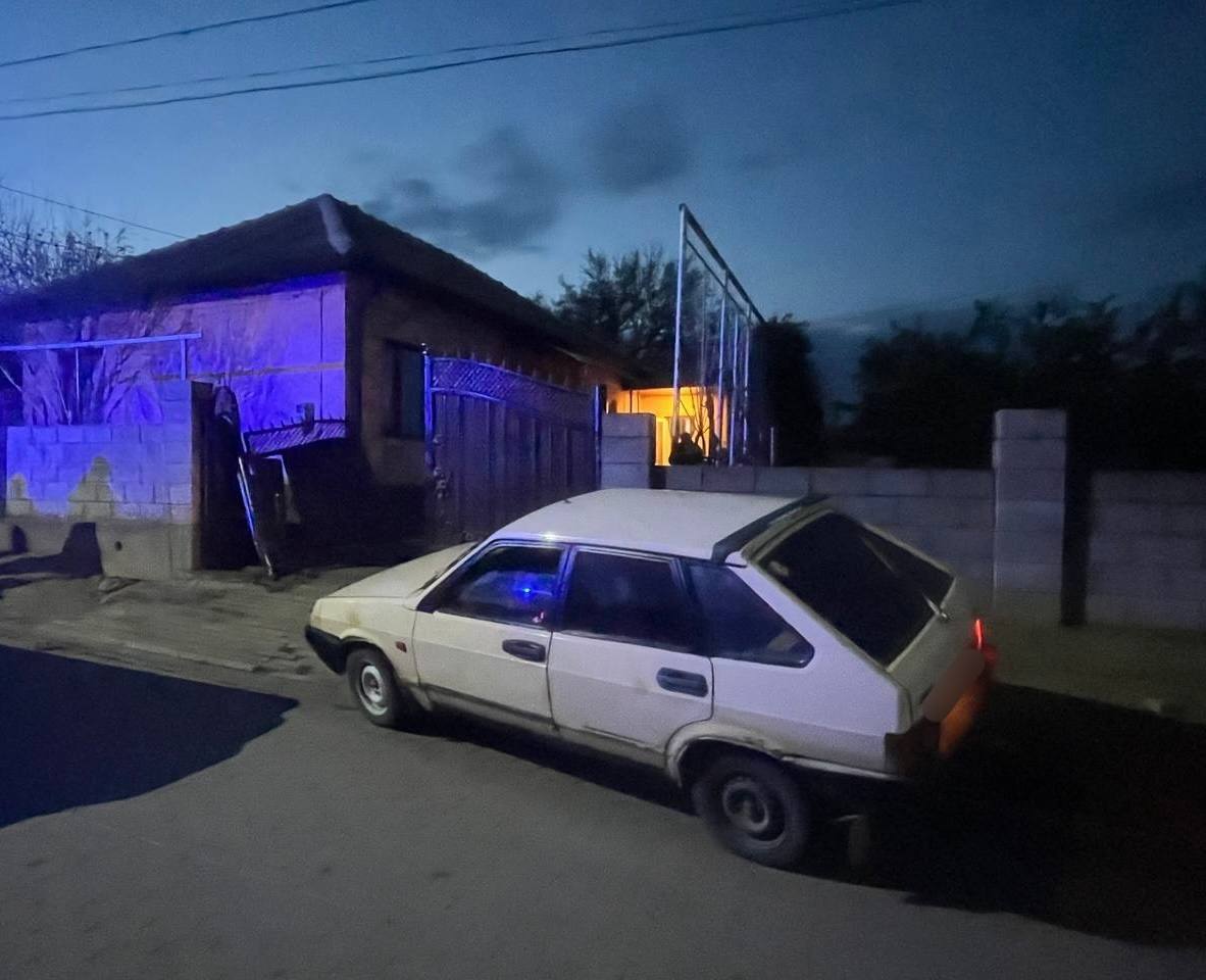 Accident grav la Comrat: un bărbat a murit după ce o mașină condusă de un minor a lovit poarta gospodăriei