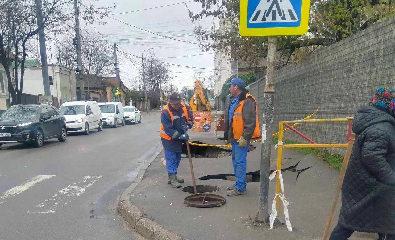 Pericol pe o stradă din Chișinău: o porțiune de trotuar s-a surpat și s-a format o groapă imensă