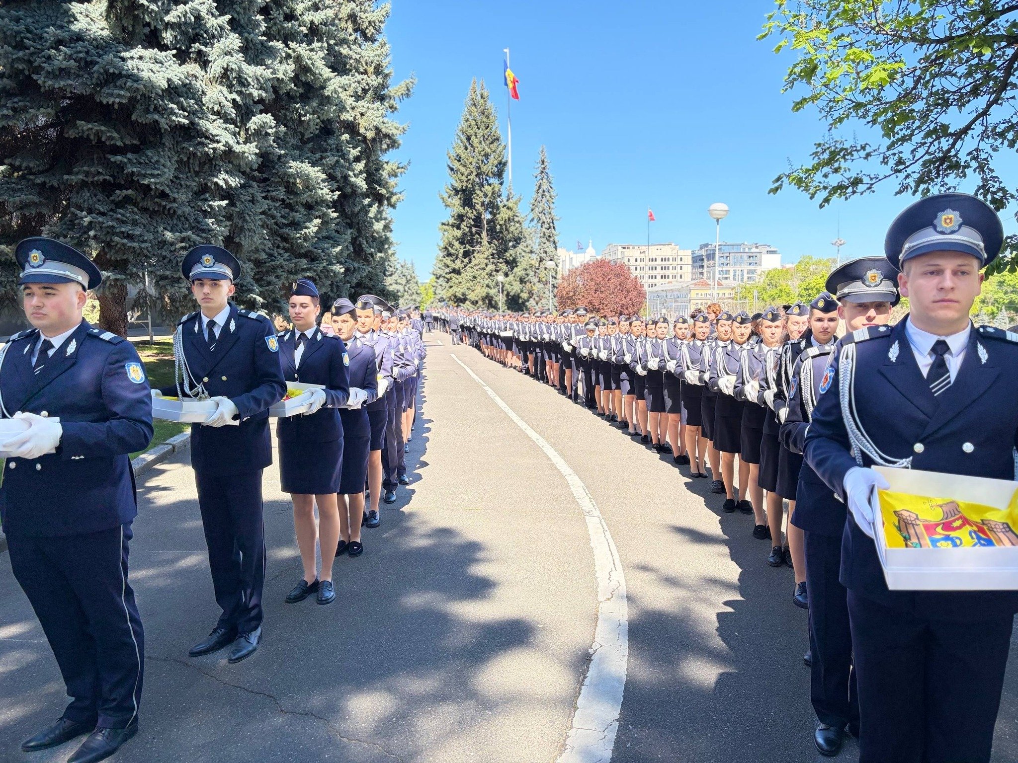 330 de licee din țară au primit câte un tricolor cu ocazia Zilei Drapelului de Stat