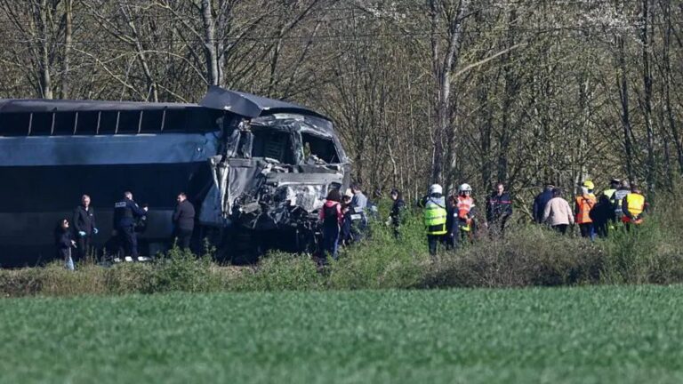 Grav accident feroviar în Franța. Cel puțin o persoană a murit, iar 27 au fost rănite