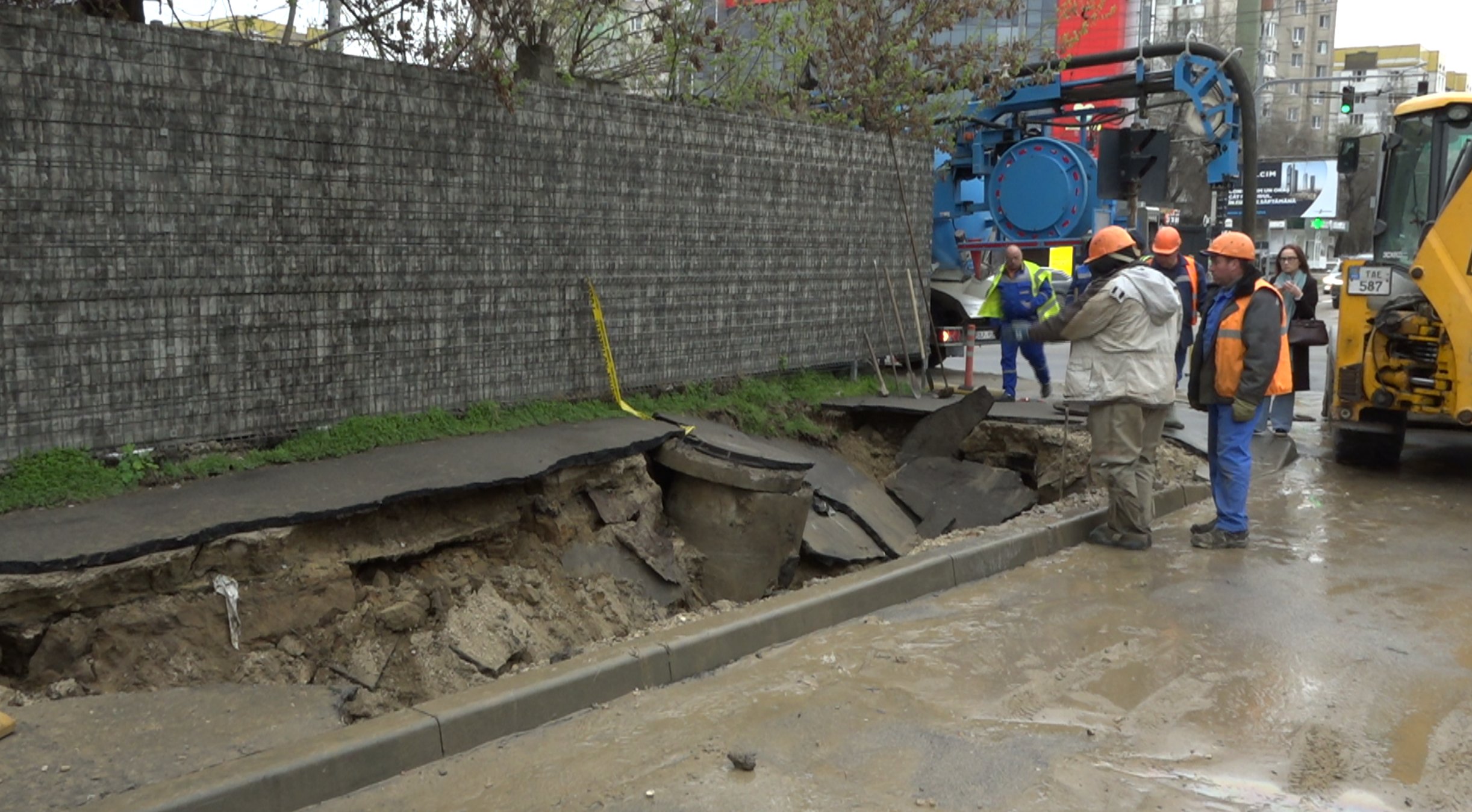 Groapă uriașă în centrul Capitalei după o avarie la canalizare. Oamenii se tem pentru siguranța lor