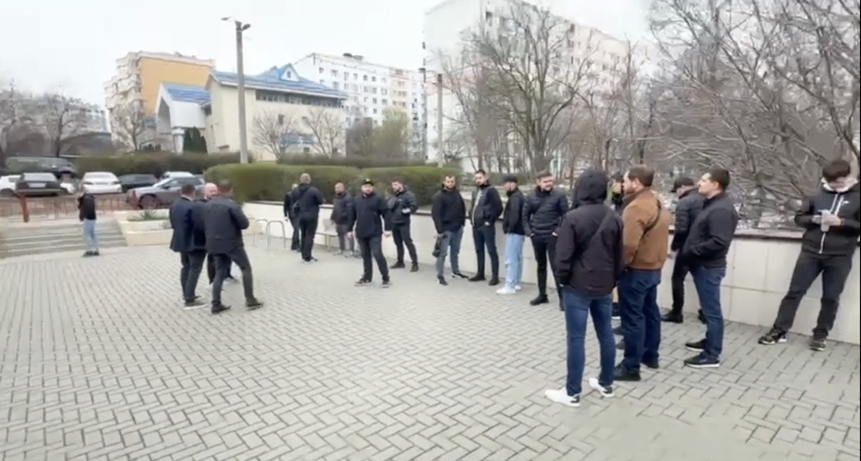 Ofițerii INI, adunați la Judecătoria Ciocana în sprijinul colegilor reținuți în dosarul mitei de 400.000 de dolari