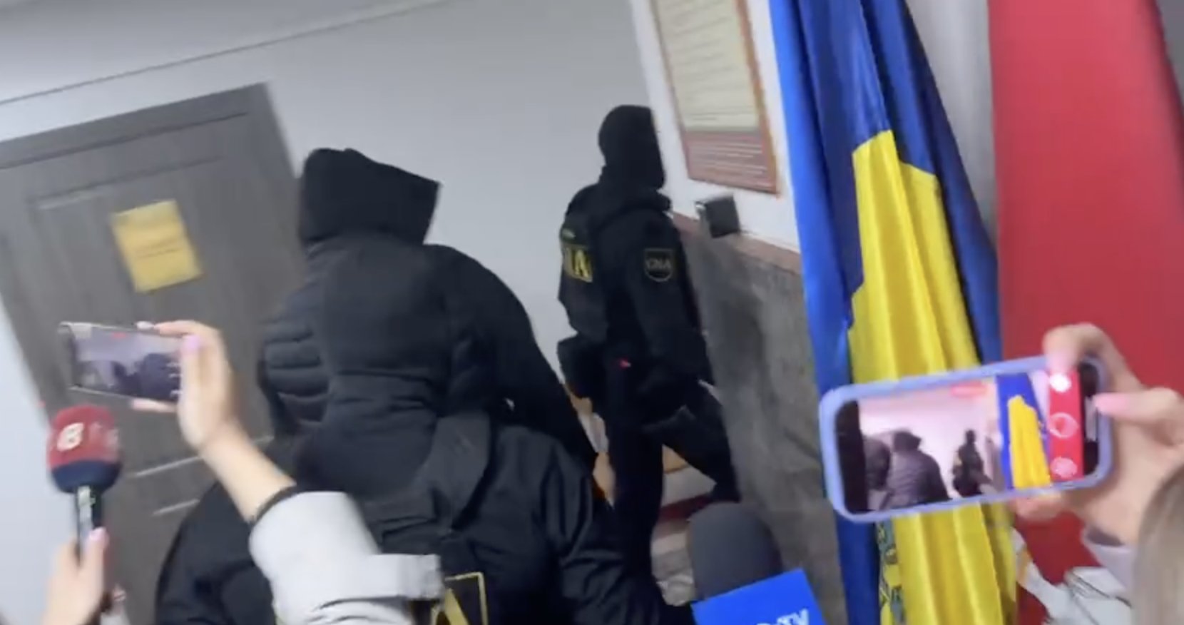 Dosarul mitei de 400.000 de dolari: Un procuror și un ofițer INI, plasați în arest preventiv