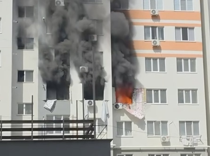 Incendiu puternic într-un bloc de locuințe din Capitală. O femeie a fost salvată din calea flăcările de către pompieri 