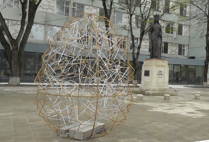 Decorațiunile pascale din Chișinău, inclusiv în scuarul Reginei Maria, criticate dur: ,, Murdărim puțin sărbătoarea”