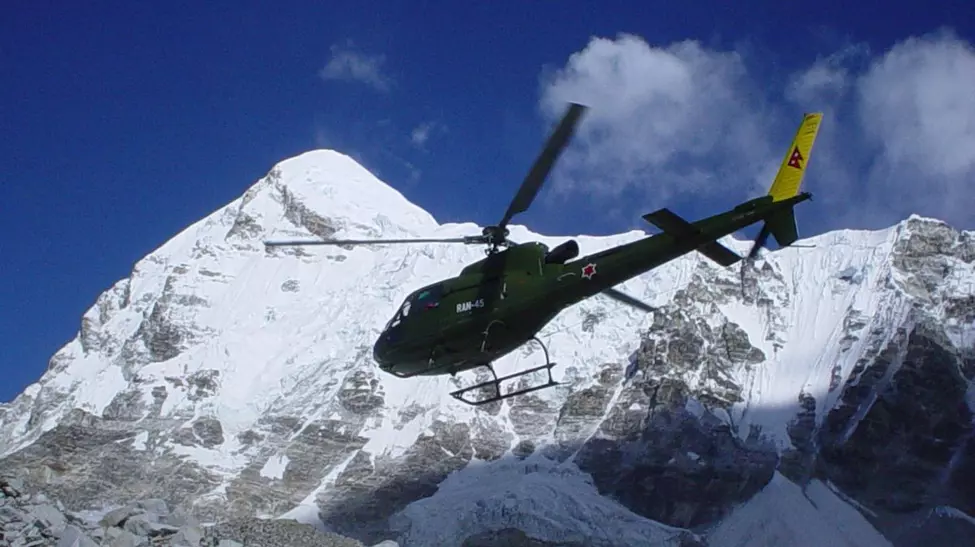 Rețea de escrocherii pe Everest: turiști păcăliți să plătească salvări false cu elicopterul