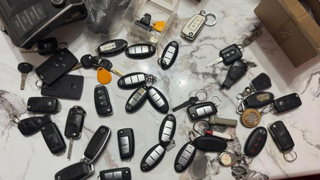 Contrabandă cu mașini de 5 milioane de lei: opt persoane reținute, inclusiv funcționari publici