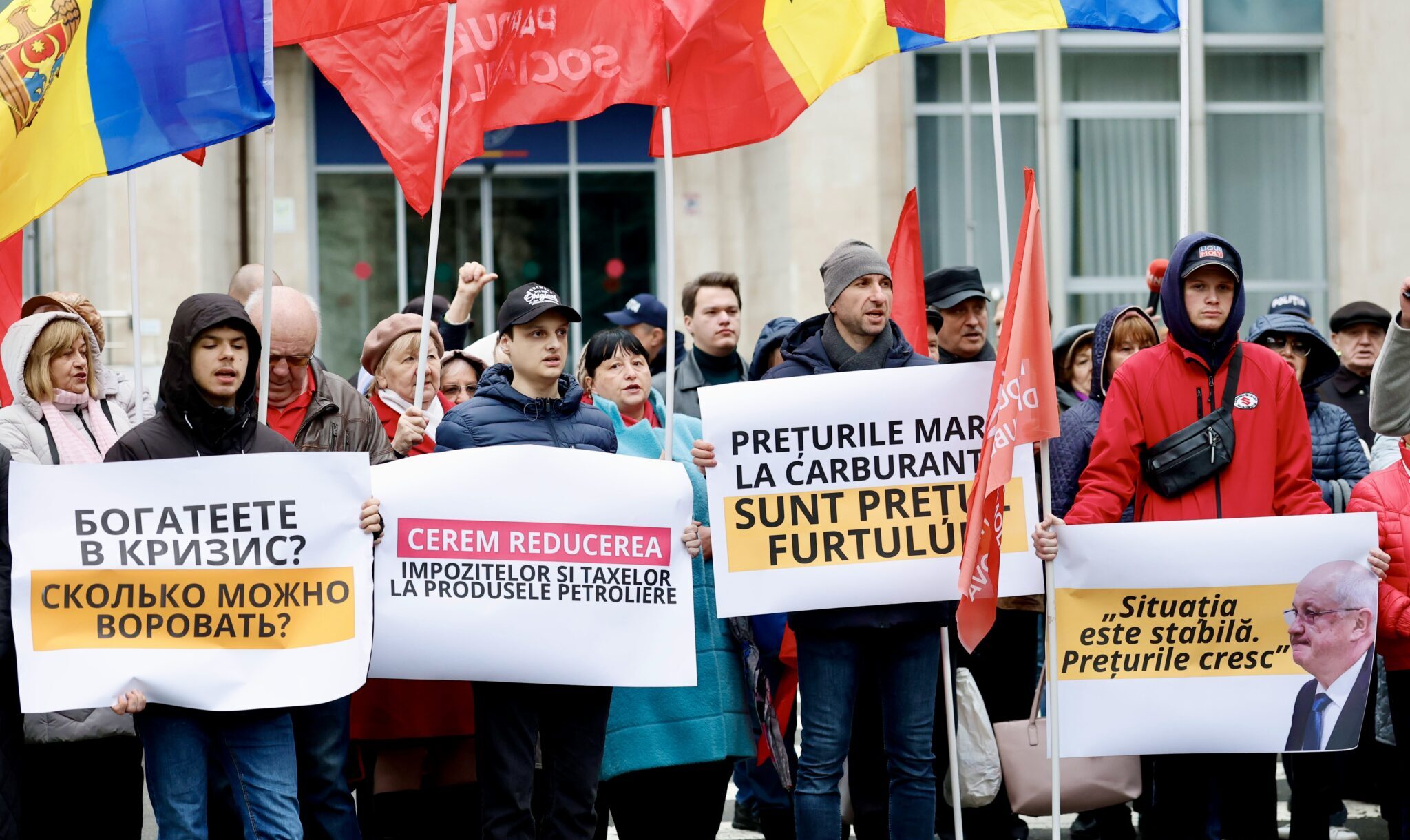 Socialiștii au protestat la Guvern și cer reducerea TVA la carburanți de la 20 la 10 la sută