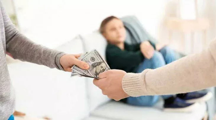 Părinții care nu plătesc pensia de întreținere riscă până la 15 zile de arest