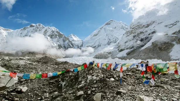 Record pe Everest. 274 de alpiniști au ajuns pe cel mai înalt vârf din lume într-o singură zi