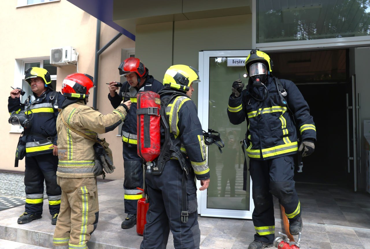Incendiu la Centrul de excelență în construcții din Chișinău. Mai multe echipe de pompieri au intervenit