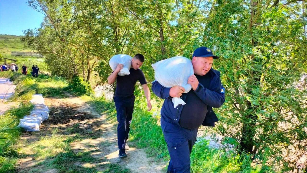 Intervenții în zonele cu risc de inundații: Salvatorii instalează diguri de protecție