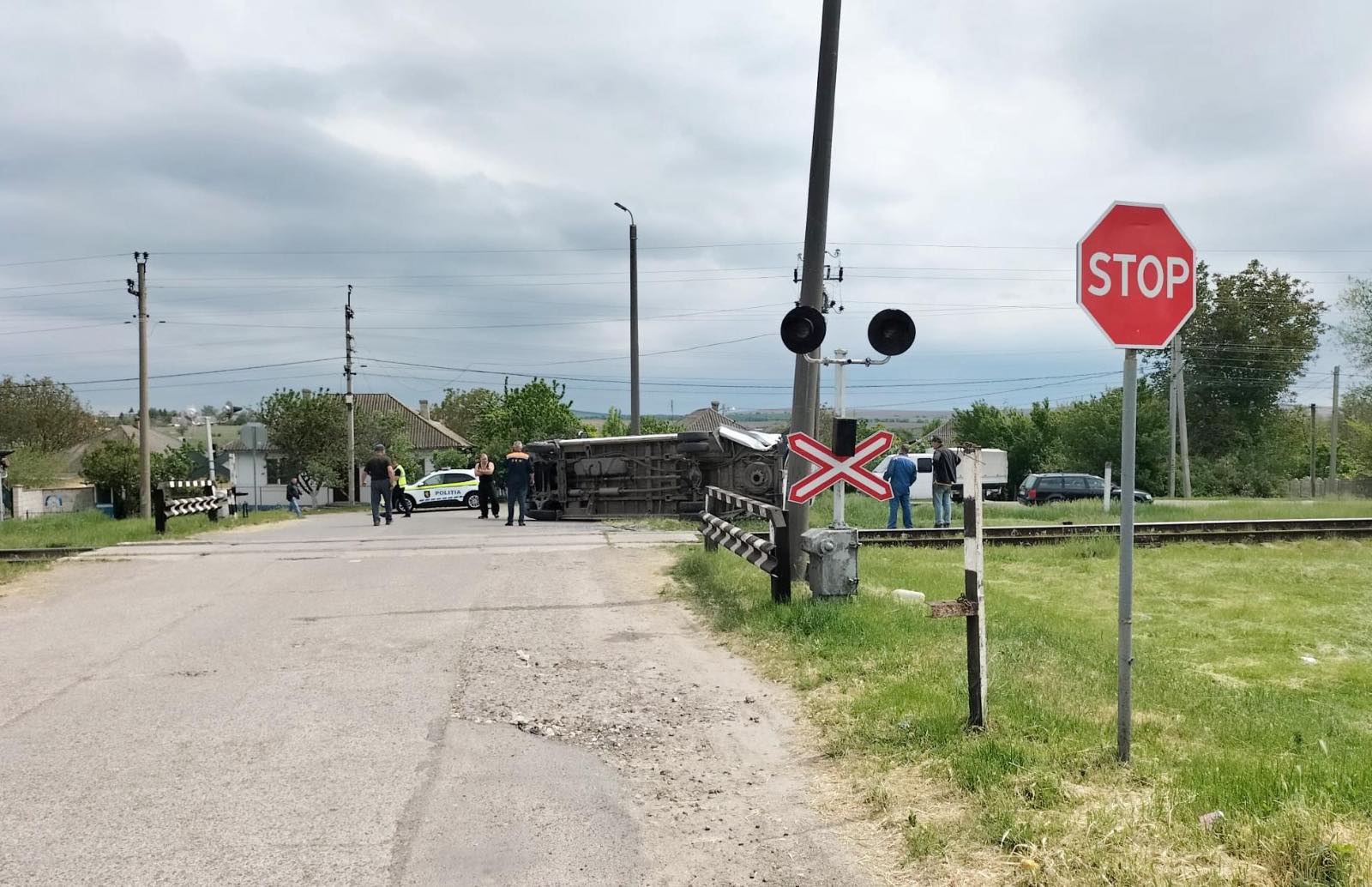 Accident la o trecere de cale ferată. Un tren a lovit un automobil după ce șoferul ar fi intrat neregulamentar pe șine