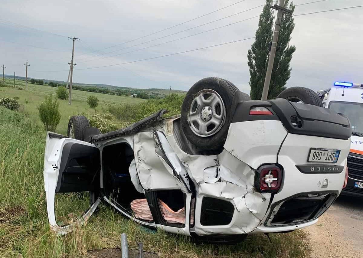 Accident grav la o trecere feroviară. Un tren marfar a lovit un automobil