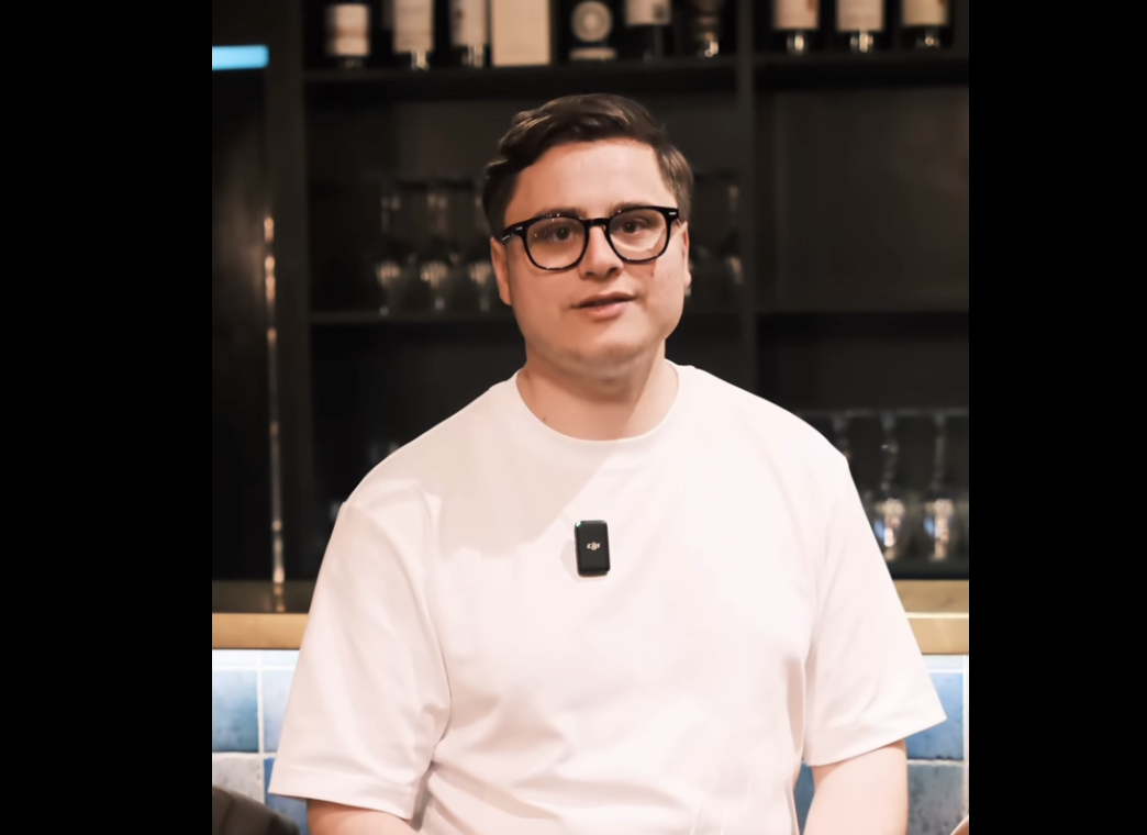 Un moldovean a intrat în Cartea Recordurilor Guinness după ce a deschis 49 de sticle de spumant în 30 de secunde