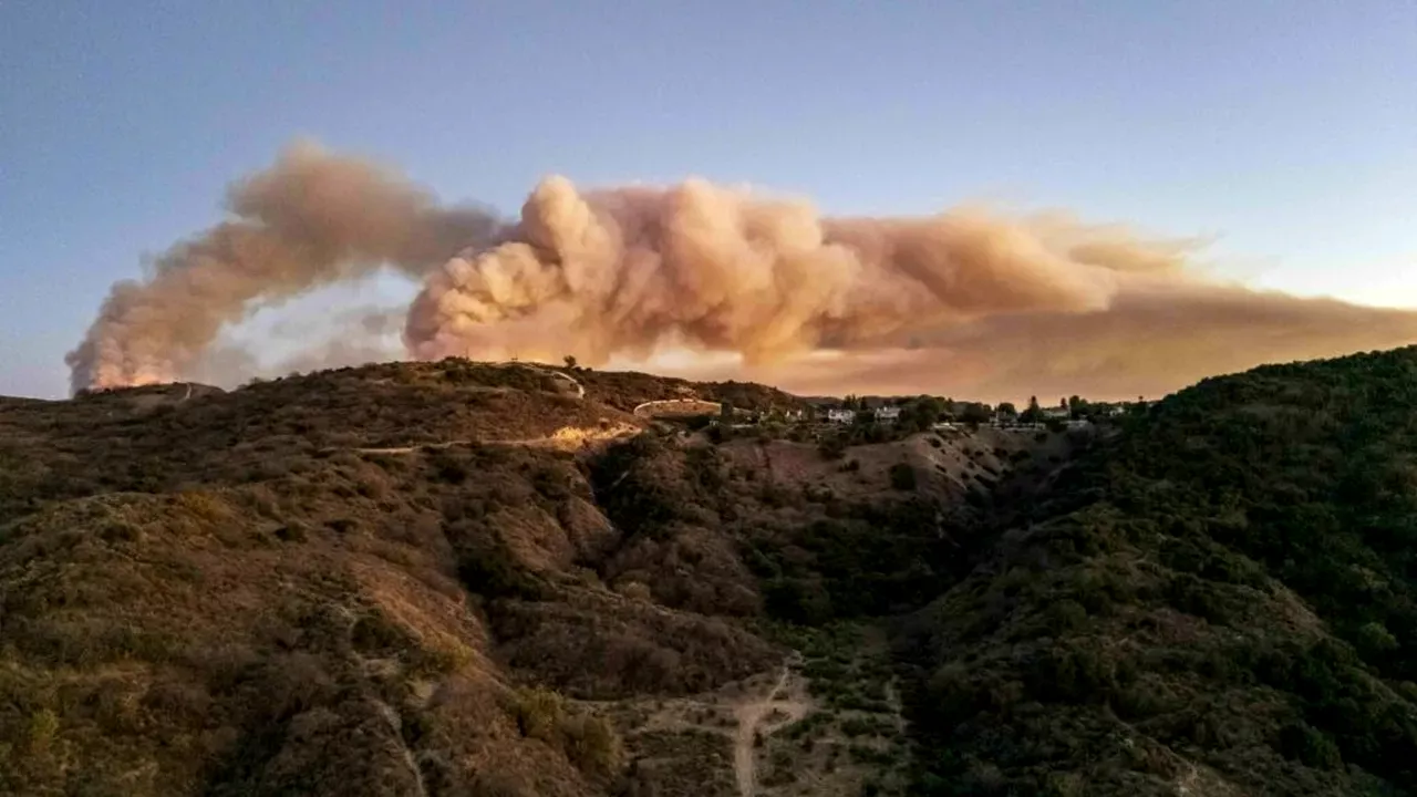 Incendiu de vegetație devastator în California: mii de oameni evacuați, iar flăcările au cuprins suprafețe imense