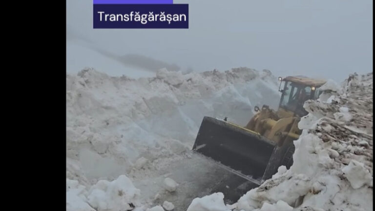 Deszăpezire dificilă pe Transfăgărășan. Drumarii luptă cu nămeți de peste 5 metri