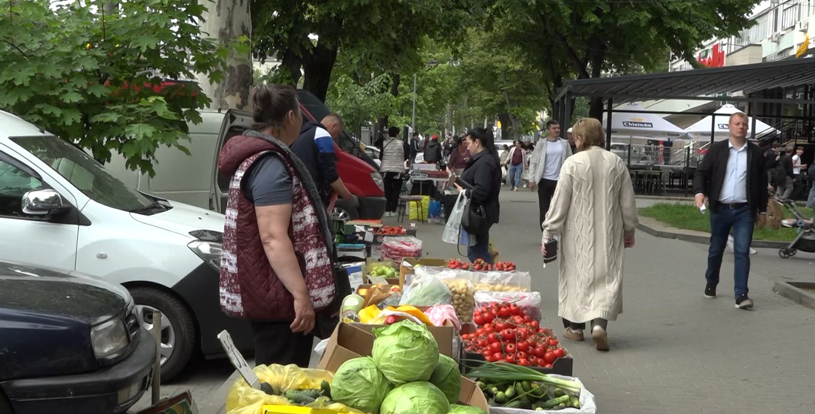 Piață improvizată în Capitală: carne, ouă și lactate vândute în soare, pe trotuar, fără control sanitar