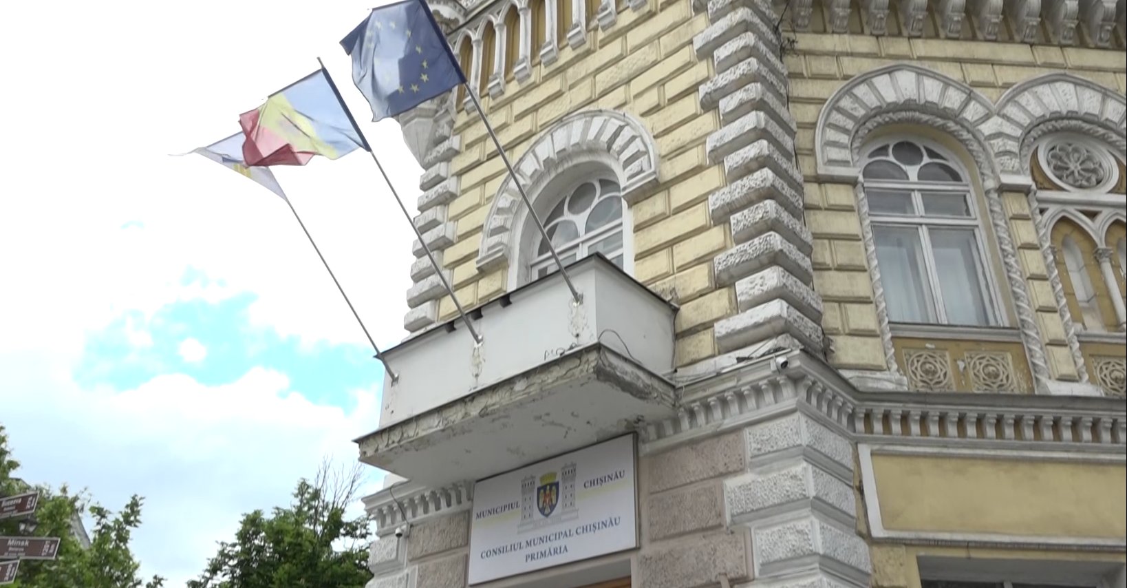 Primăria Chișinău se dărâmă sub ochii autorităților. Edilul Ion Ceban promite renovarea de șapte ani
