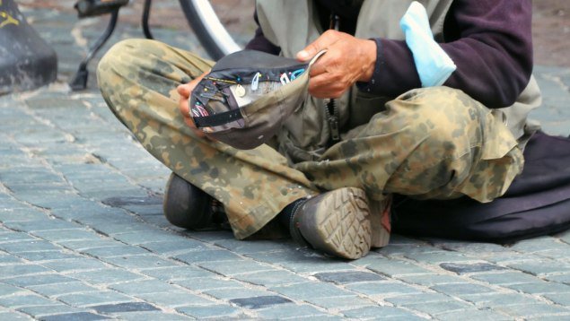 Cerșetoare condamnată la 6 ani de închisoare pentru jaf într-un apartament din Chișinău
