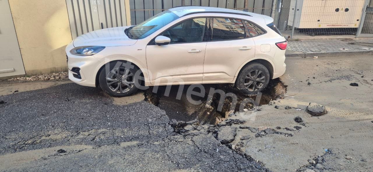 Asfalt surpat pe bulevardul Decebal: O mașină a rămas blocată într-o groapă provocată de o avarie la apeduct