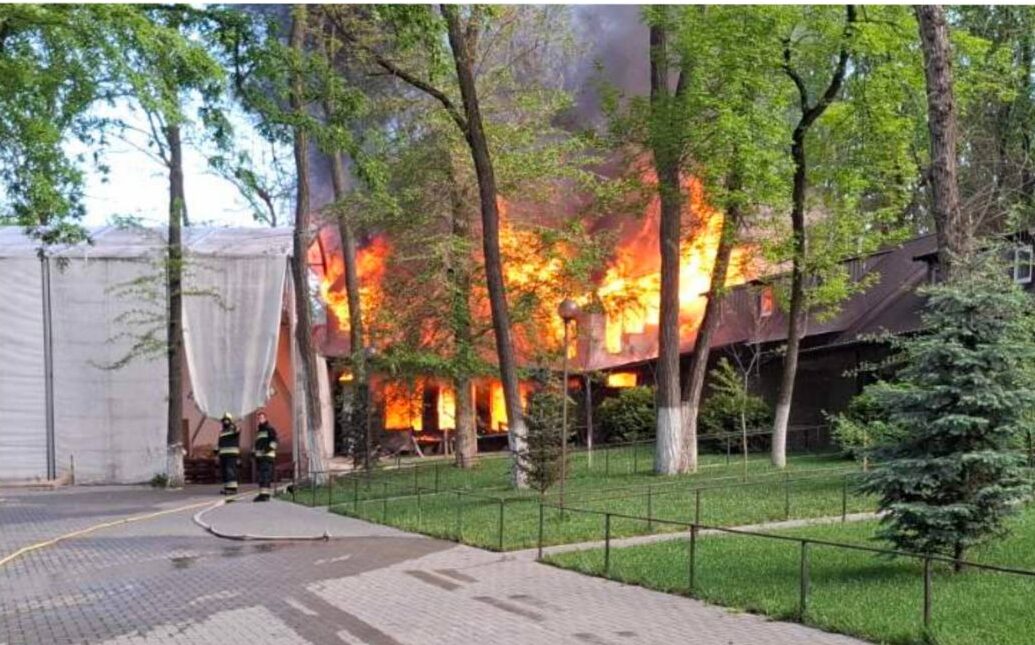 Incendiu pe teritoriul unei foste tabere pentru copii din Criuleni. Mai multe construcții au fost cuprinse de flăcări