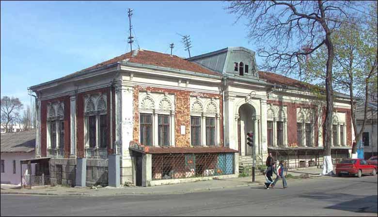 Chișinăul modern se ridică printre clădirile istorice ale Capitalei. Ce spun locuitorii despre dezvoltarea urbană