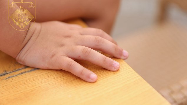 Strigător la cer. O fetiță de cinci ani a fost abuzată sexual de concubinul mamei. Ambii vor sta la pușcărie