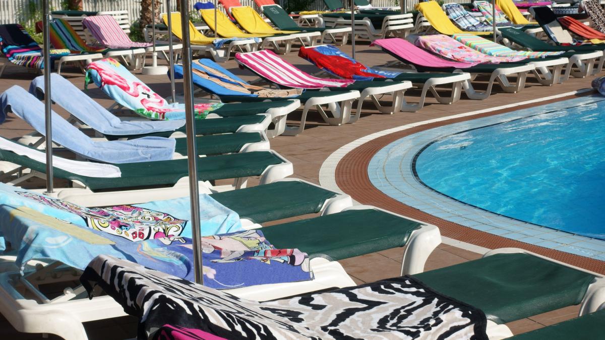 Un turist german a primit despăgubiri după ce nu a găsit șezlonguri libere la hotel. Ce sumă de bani a primit