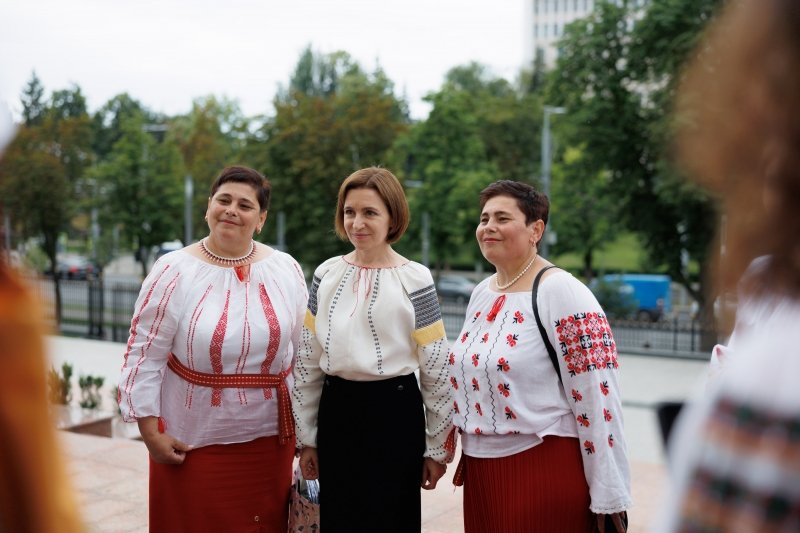 Maia Sandu, de Ziua Iei: „Să purtăm ia cu bucurie și să păstrăm în suflet tot ceea ce reprezintă”