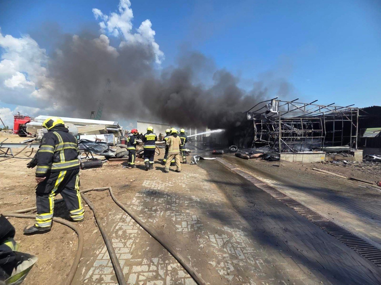 Patru explozii într-un depozit de pe strada Industrială din Chișinău: 48 de pompieri au intervenit