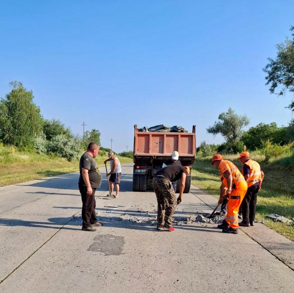 Canicula a afectat nouă sectoare de drumuri naționale. Dalele din beton s-au ridicat
