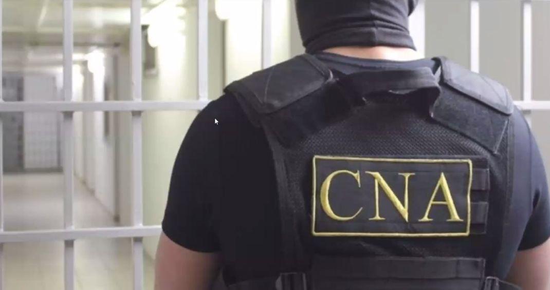 Trei polițiști reținuți anterior pentru corupție în dosare de droguri, încătușați din nou. Ce acuzații li se aduc acum