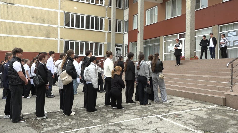 Peste 30.000 de absolvenți de gimnaziu au susținut primul examen: „Mă tem puțin”