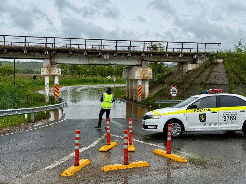 Circulație blocată pe un drum din raionul Strășeni din cauza inundațiilor. Poliția îndeamnă șoferii să evite zona
