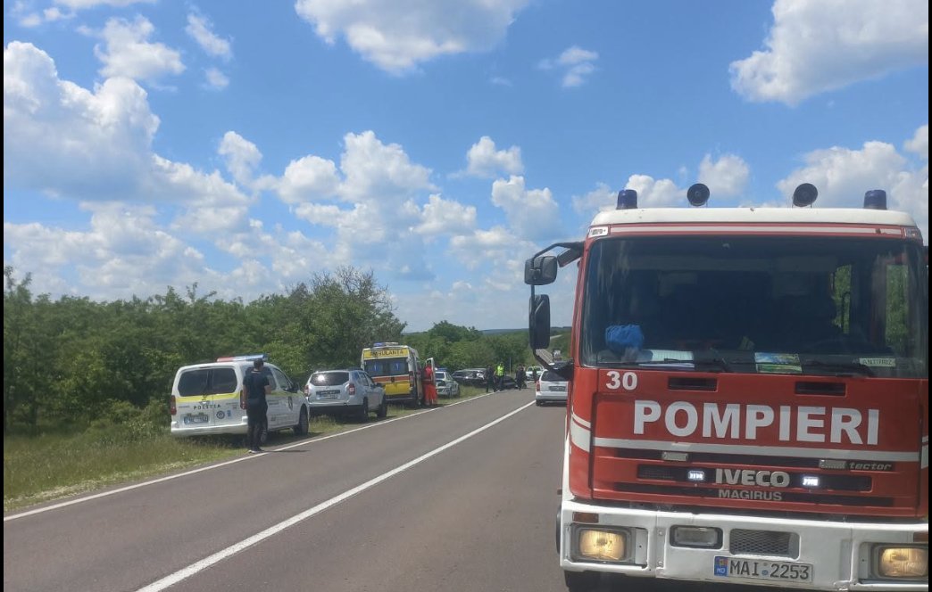 Accident grav în raionul Ialoveni: O adolescentă de 15 ani, scoasă dintre fiarele contorsionate de salvatori