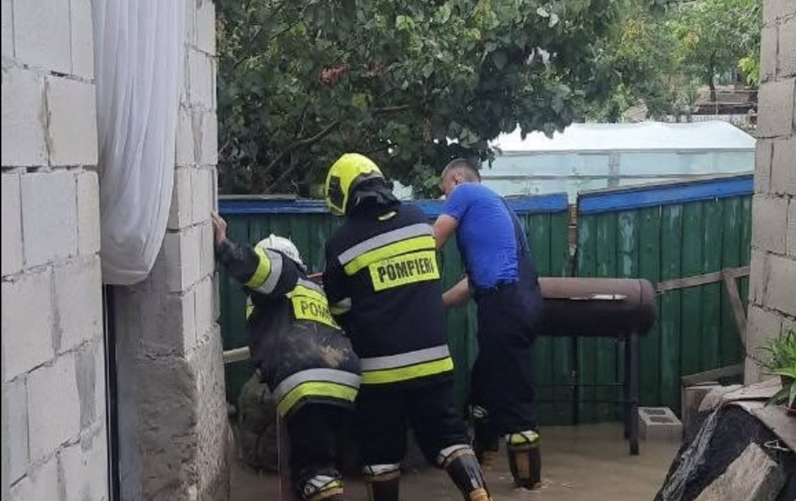 Ploile torențiale au provocat inundații în mai multe localități din țară. Salvatorii intervin în zeci de misiuni