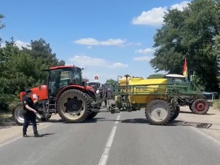 Deputatul fracțiunii parlamentare ”Democrația Acasă”, Sergiu Stefanco, a lovit un polițist cu roata tractorulu