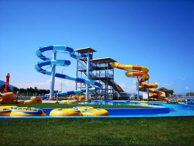 O fată de 11 ani, la un pas de înec într-o piscină dintr-un complex de agrement din satul Sociteni
